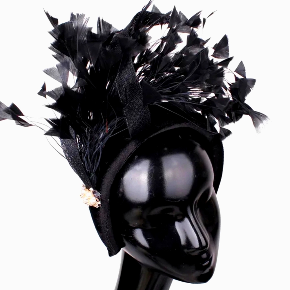 Exquisite Black Feathered Fascinator Headband Adorned with Elegant Brooch